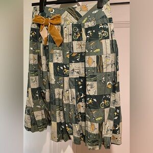 Bernardo Vintage Patterned Skirt with Bow Size: 6 but runs big.